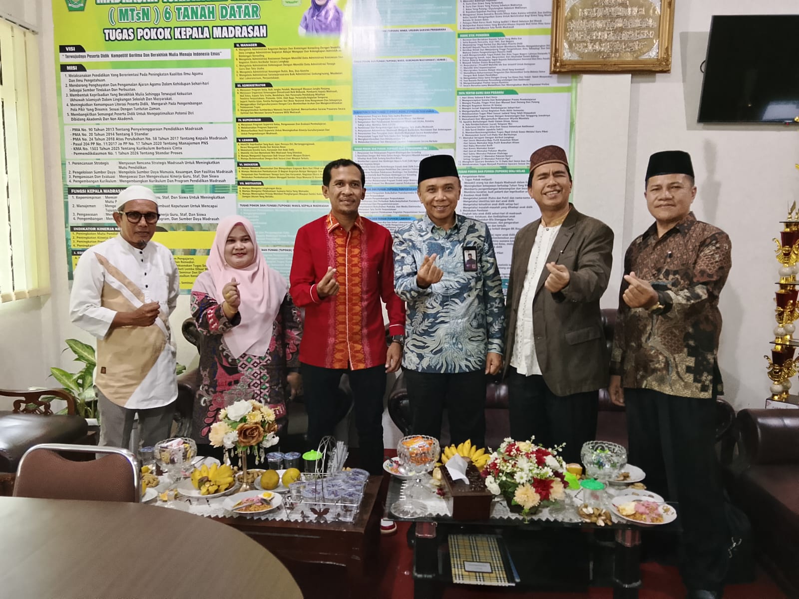  Kakankemenag Hendri Panidias foto bersama Ketua Baznas Yasmansyah, Ketua Komite dan pihak sekolah. (chandra antoni)